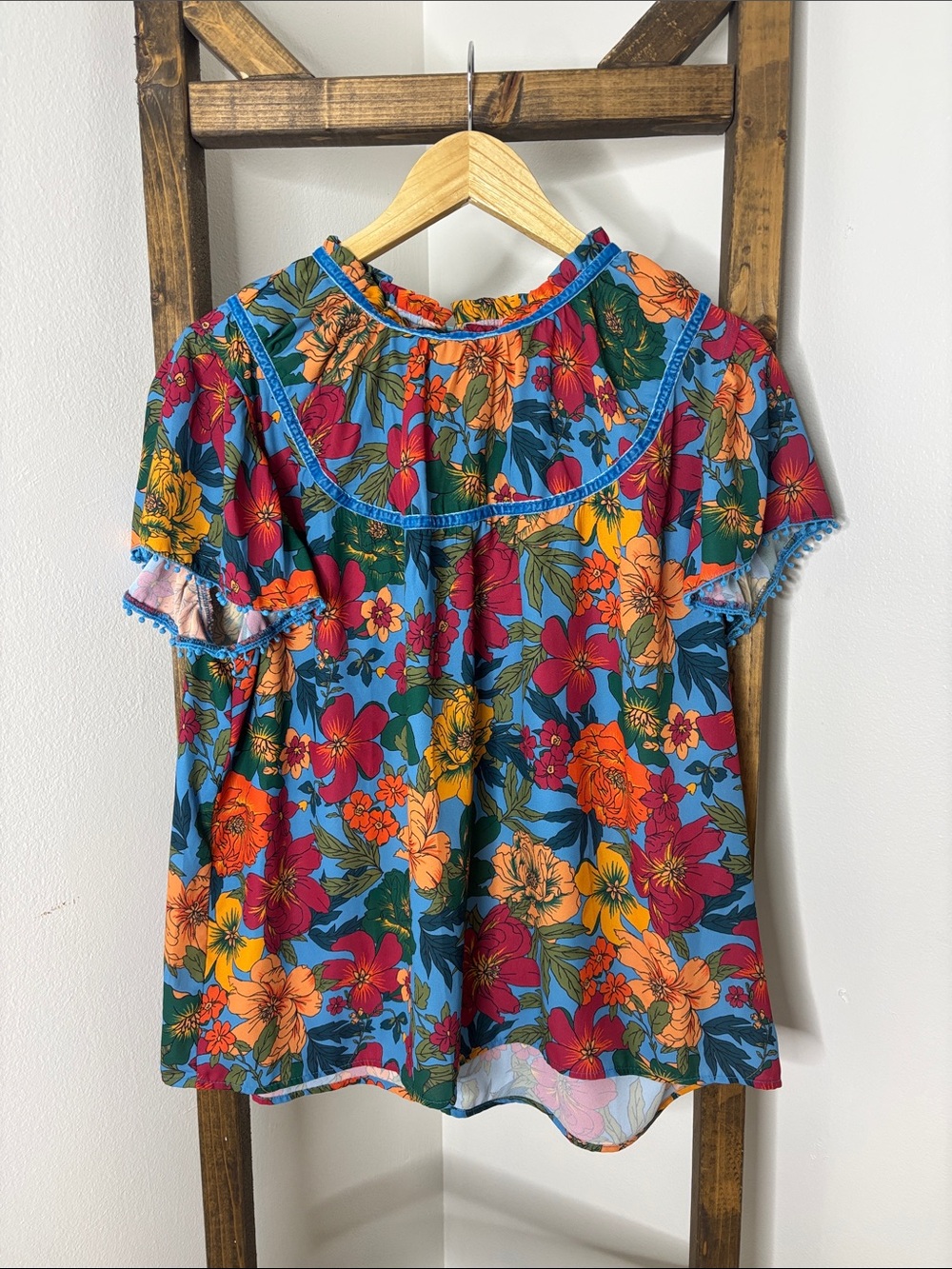 VOY Bright Floral Short Sleeve Blouse in Blue Size L